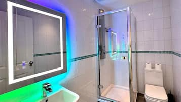 Family Room | Bathroom | Shower, hair dryer, towels, soap