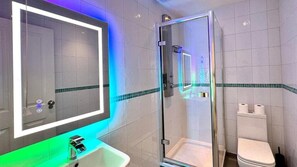 Camera familiare | Bagno | Doccia, asciugacapelli, asciugamani, sapone