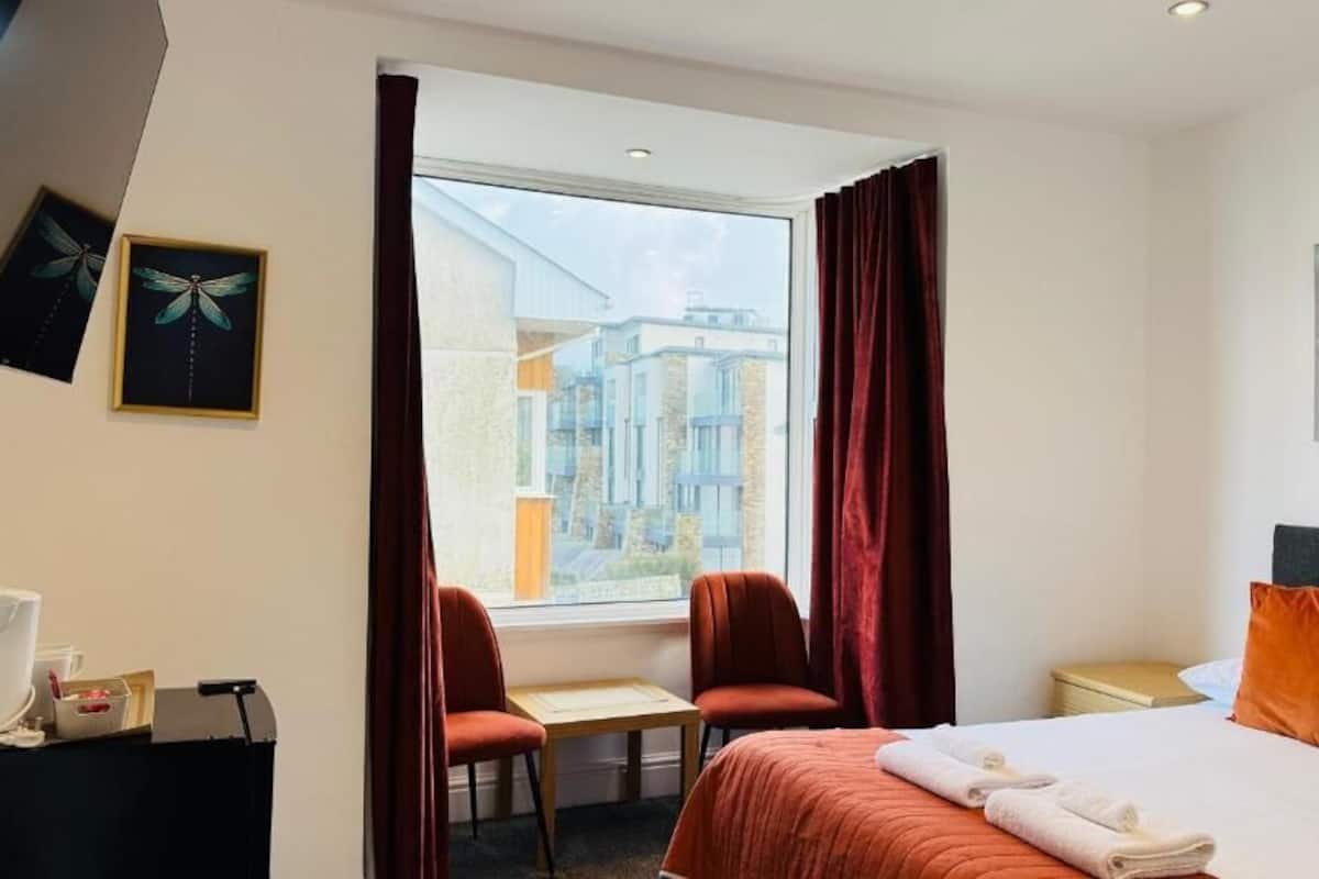 Two Bedroom Apartment | Iron/ironing board, free WiFi, bed sheets