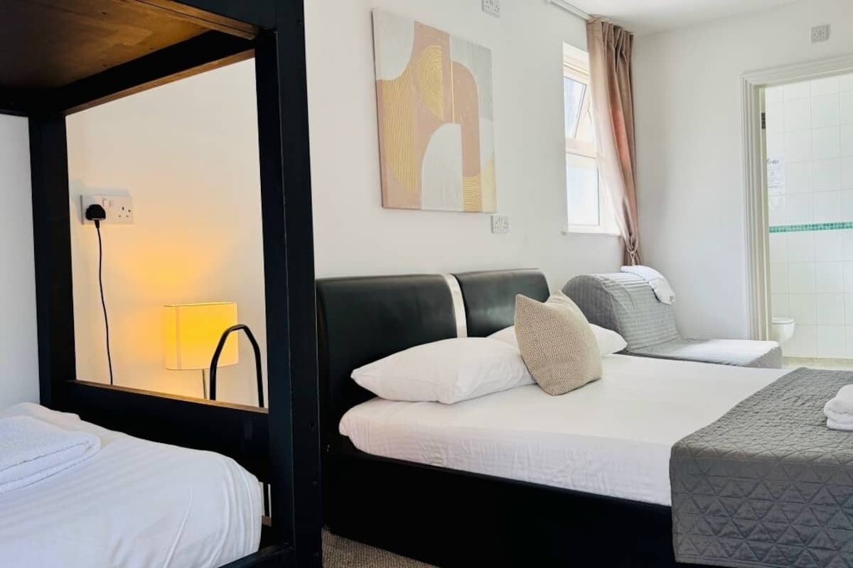 مكواة/لوح كي وواي فاي مجانًا وملاءات أسرّة