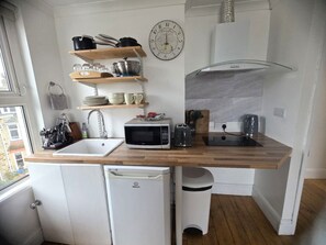 Traditional Penthouse | Private kitchen | Microwave, electric kettle - Reef Lodge (Newquay)