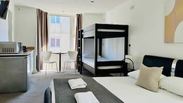Family Studio | Iron/ironing board, free WiFi, bed sheets
