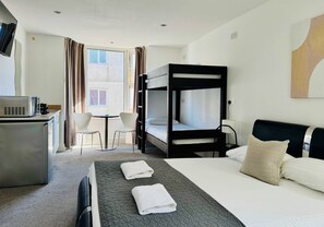 Family Studio | Iron/ironing board, free WiFi, bed sheets - Reef Lodge (Newquay)