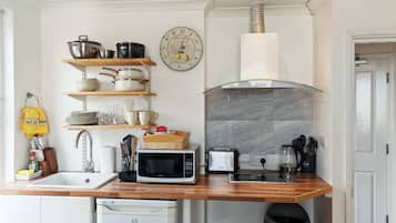 Penthouse Tradisional | Dapur pribadi | Microwave di ruangan umum dan ketel listrik