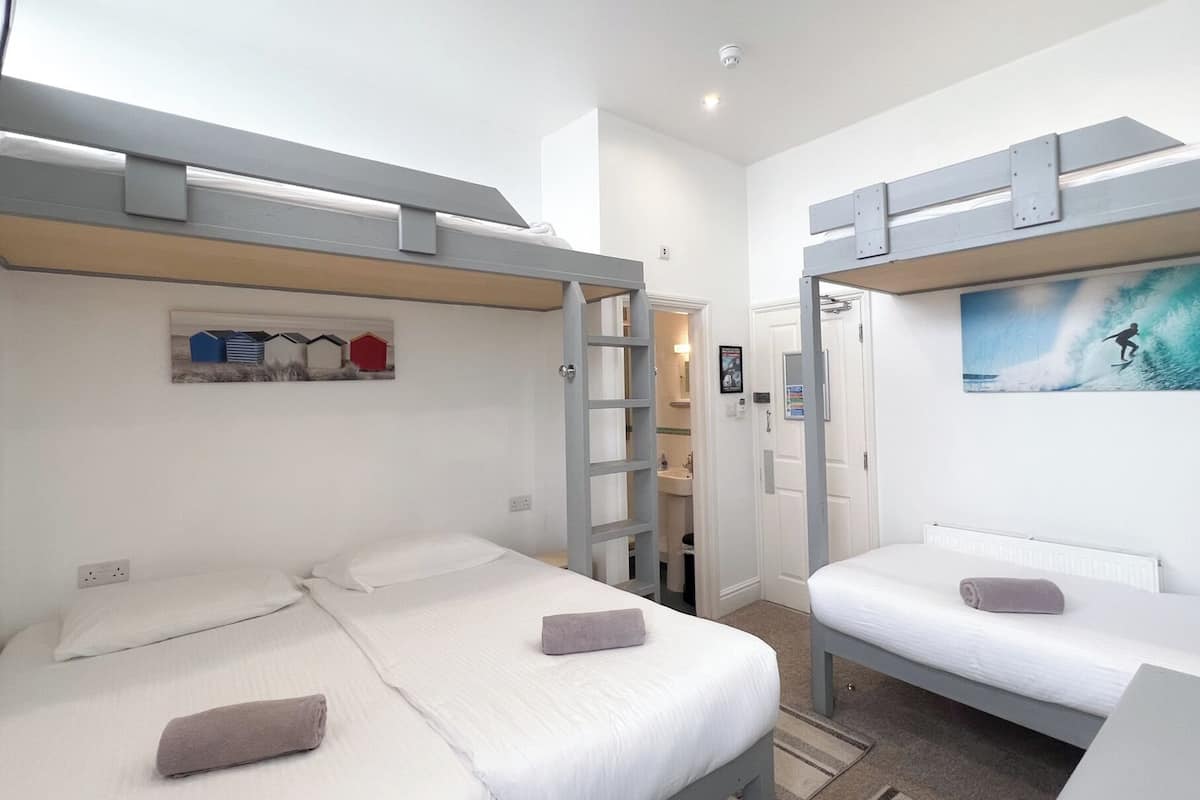 Chambre Quadruple Standard | Fer et planche à repasser, Wi-Fi gratuit, draps fournis