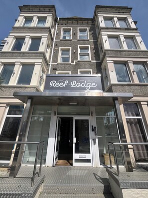 Mặt tiền nơi lưu trú