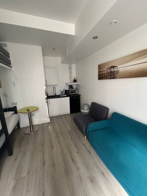 Estudio Confort | Tabla de planchar con plancha, wifi gratis, ropa de cama