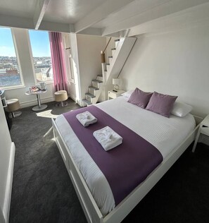 Tabla de planchar con plancha, wifi gratis y ropa de cama