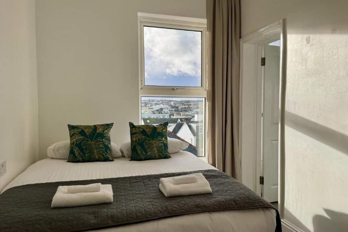 Economy Double Room | Iron/ironing board, free WiFi, bed sheets