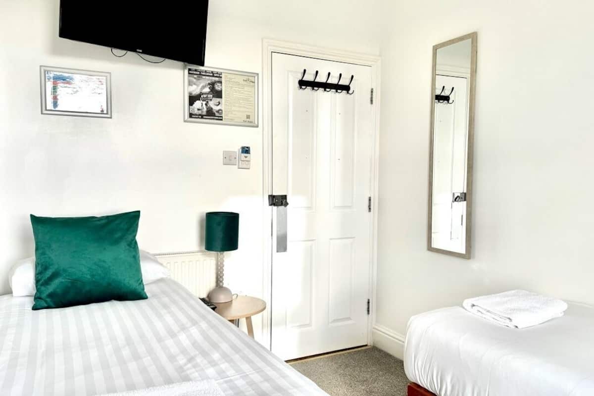 Basic Twin Room | Iron/ironing board, free WiFi, bed sheets