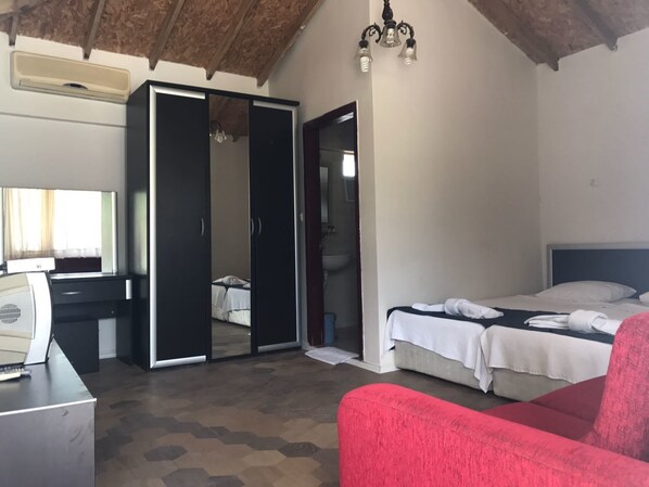 Superior-Zweibettzimmer | Schreibtisch, kostenlose Babybetten, kostenlose Zustellbetten