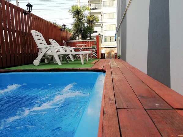 Piscina all'aperto, lettini