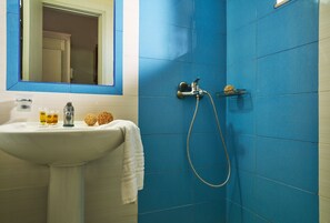 Dusche, kostenlose Toilettenartikel, Haartrockner, Handtücher