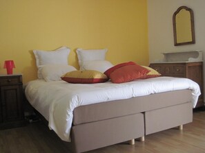 Premium bedding, desk, iron/ironing board, free cots/infant beds