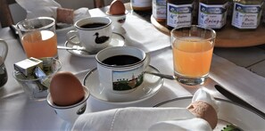 Petit déjeuner complet compris tous les jours