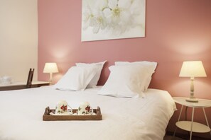 Kahden hengen comfort-huone, kylpyhuone makuuhuoneen yhteydessä, näköala puutarhaan (Pomme Cerise) | Ylelliset vuodevaatteet, työpöytä, silitysrauta/-lauta