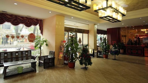 A spacious lobby with a high ceiling, modern chandeliers, and potted plants. - Jingxin Business Hotel (Xishan Road Branch) (Guilin)