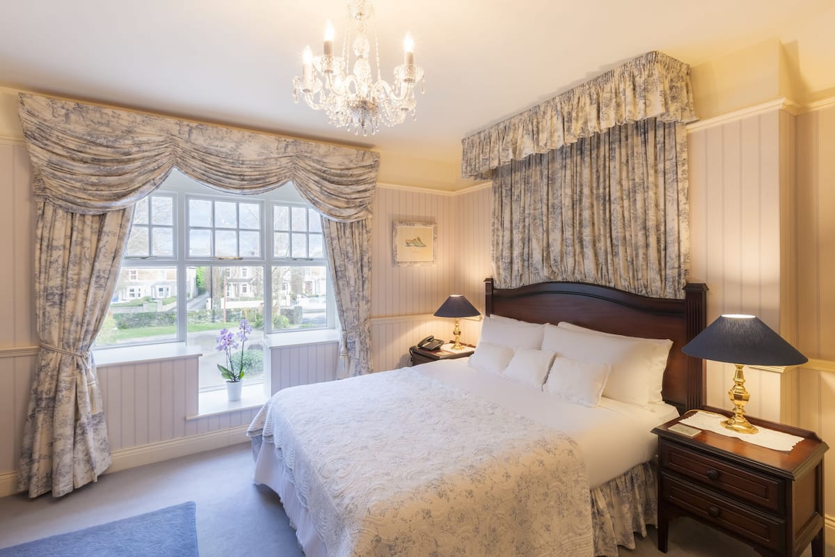 Desk, iron/ironing board, rollaway beds, free WiFi