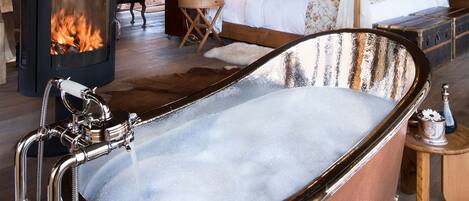 Luxury Tent | Deep-soaking bathtub