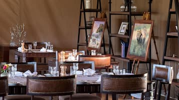Phục vụ bữa sáng, bữa trưa và bữa tối