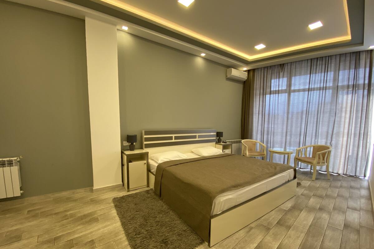 Quarto luxo, 1 cama King | Camas com colchões pillow-top, escrivaninha, quartos à prova de som
