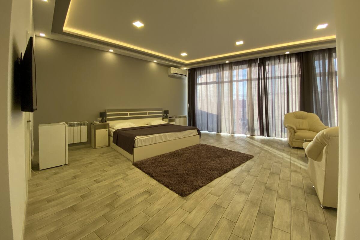 Suíte, vista para a piscina | Camas com colchões pillow-top, escrivaninha, quartos à prova de som