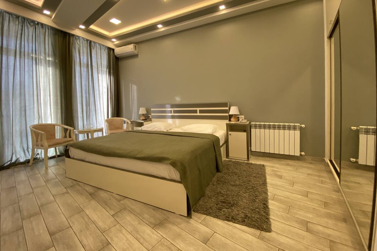 Quarto casal luxo | Camas com colchões pillow-top, escrivaninha, quartos à prova de som