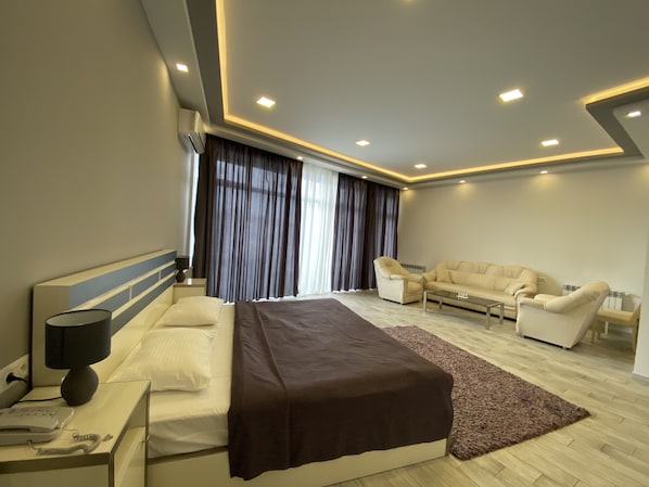 Camas com colchões pillow-top, escrivaninha, quartos à prova de som