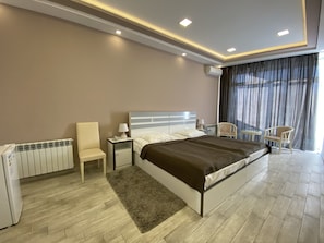 Quarto luxo, 1 cama King | Camas com colchões pillow-top, escrivaninha, quartos à prova de som