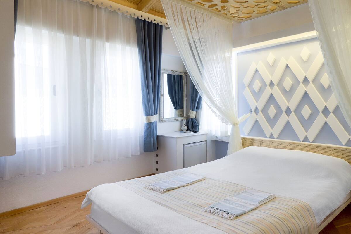 Free WiFi, bed sheets