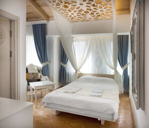 Deluxe Double Room, 1 Queen Bed | Free WiFi, bed sheets