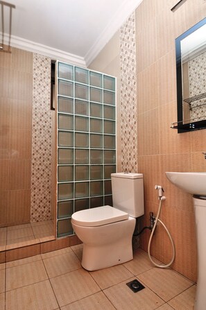 Deluxe Apartment, 2 Bedrooms | Bathroom - Rezider Apartment (Kigali)