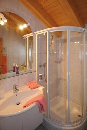 Douche, articles de toilette gratuits, sèche-cheveux