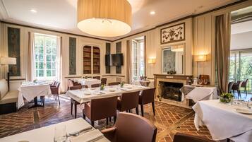 Lunch and dinner served, local and international cuisine