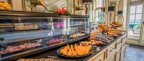 Daily buffet breakfast (CHF 25 per person)