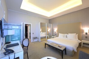 Habitación Deluxe doble, vistas al lago | Ropa de cama de alta calidad, caja fuerte, escritorio y wifi gratis