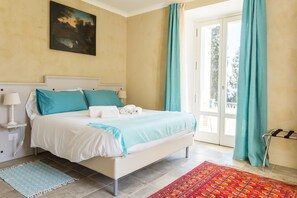 Minibar, decoración personalizada, muebles diferentes y escritorio 