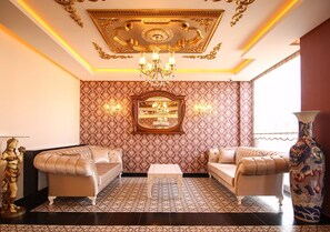 Coin salon dans le hall