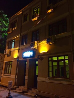 Fassade der Unterkunft – Abend/Nacht