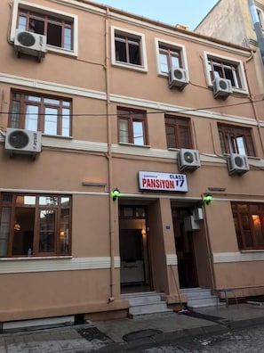 Front of property - Class 17 Pansiyon (Çanakkale)