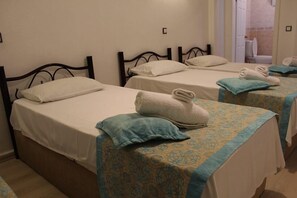 Standard Triple Room | Desk, free WiFi - Class 17 Pansiyon (Çanakkale)