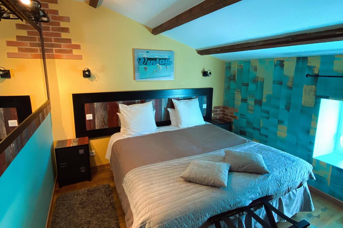 6 bedrooms, blackout curtains, soundproofing, free WiFi