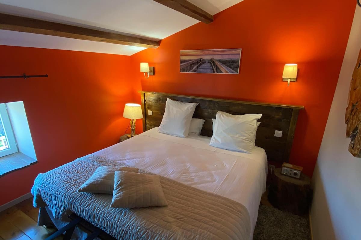 6 bedrooms, blackout curtains, soundproofing, free WiFi