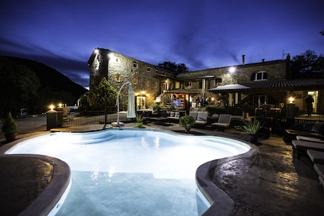 Front of property – evening/night. Chambres d'hôtes du Serre d'Avène