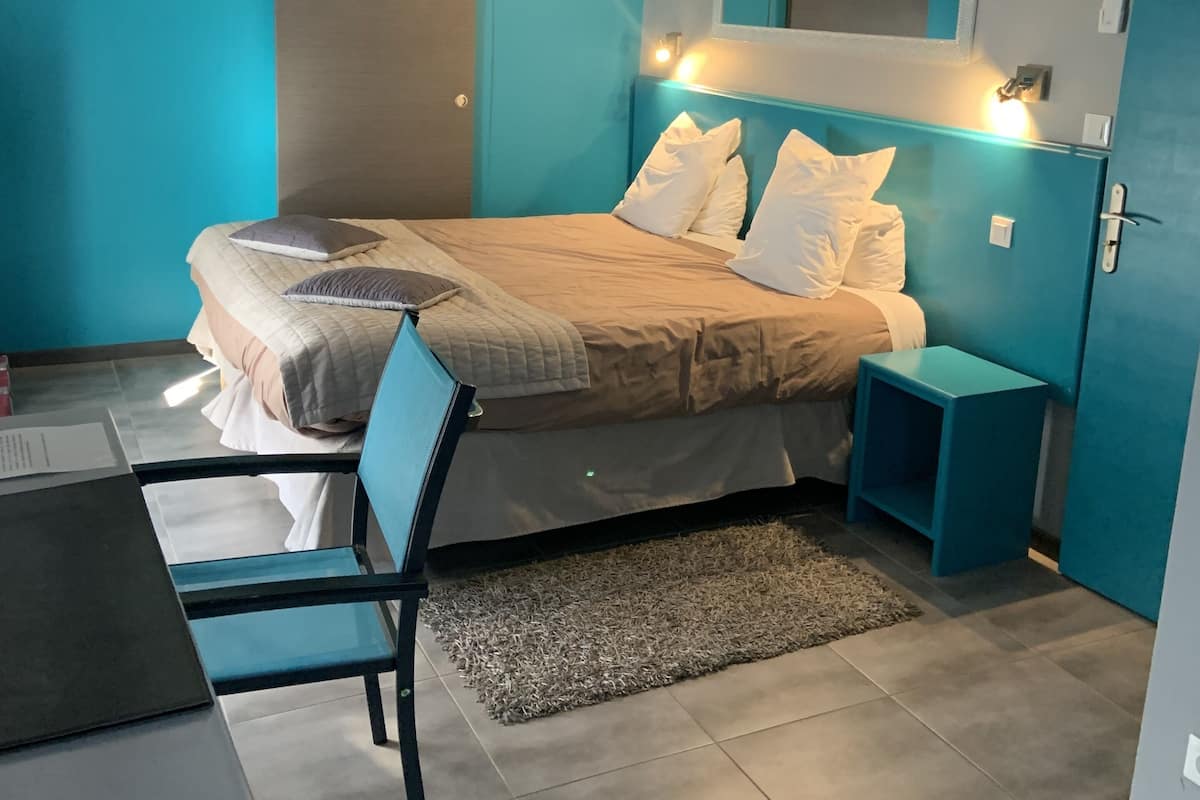 6 bedrooms, blackout curtains, soundproofing, free WiFi