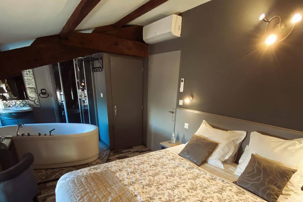 6 bedrooms, blackout curtains, soundproofing, free WiFi