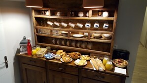 Un bufé de desayuno con diversos alimentos y utensilios de cocina.