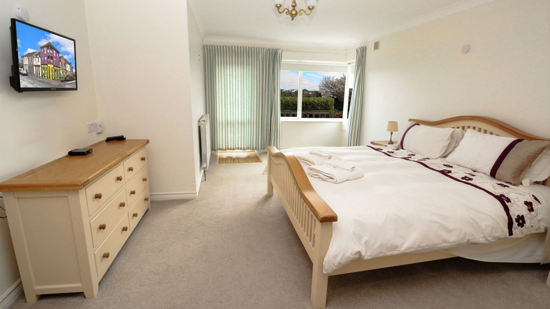 8 bedrooms, iron/ironing board, cots/infant beds, free WiFi