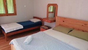Superior bungalow, privébadkamer | Een kluis op de kamer, een bureau, een strijkplank/strijkijzer