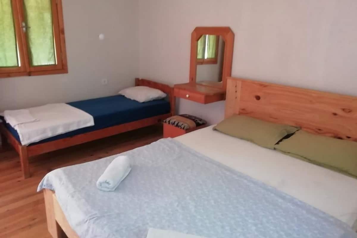 Superior bungalow, privébadkamer | Een kluis op de kamer, een bureau, een strijkplank/strijkijzer